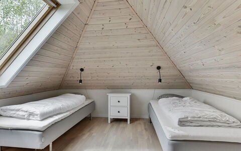 Wrage - 500M from the Sea: Seng, Soveværelse, Etage, Gulvbelægning, Indretning, Træ, Loft, Møbel, Sengetøj, Sengetøj