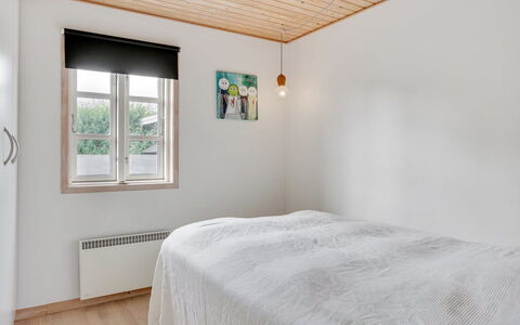 Gunlef - 50M from the Sea: Væg, Træ, Gulvbelægning, Etage, Indretning, Soveværelse, Loft, Seng, Trægulve, Hjem