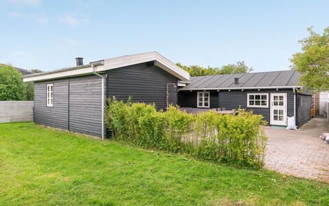 Gunlef - 50M from the Sea: Hus, Tag, Hjem, Sommerhus, Sidespor, Bunddække, Lawn, Gård, Have, Backyard