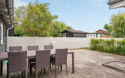 Gunlef - 50M from the Sea: Udendørs Møbler, Boligområde, Hjem, Land Lot, Skygge, Have, Kompositmateriale, Udendørs Bord, Veranda, Backyard