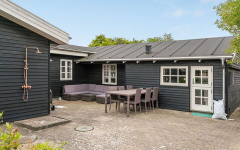 Gunlef - 50M from the Sea: Træ, Hjem, Hus, Tag, Sommerhus, Dør, Sidespor, Gård, Backyard, Have
