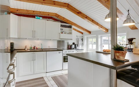 Gunlef - 50M from the Sea: Køkken, Countertop, Møbel, Indretning, Gulvbelægning, Træ, Køkken Apparat, Loft, Lysarmatur, Større Bandage