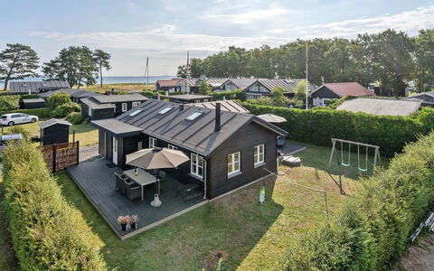Kamilla - 200M from the Sea: Blå, Busk, Sommerhus, Bunddække, Have, Estate, Skygge, Landscaping, Stuehus, Eco Hotel