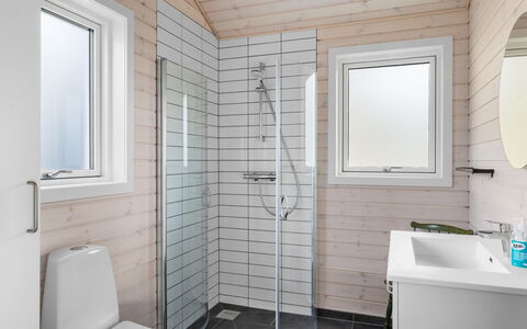 Mato - 100M from the Sea: Træ, Gulvbelægning, Sanitærarmatur, Etage, Badeværelse, Indretning, Vvs, Toilet, Hjem, Håndvask