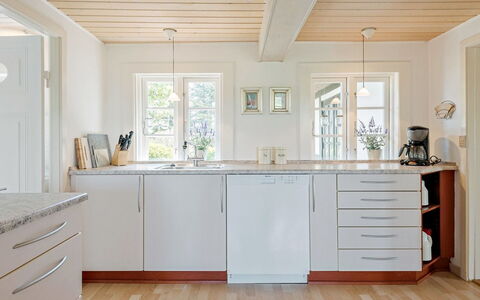 Ajo - 2Km from the Sea: Gulvbelægning, Indretning, Etage, Træ, Trægulve, Countertop, Køkken, Møbel, Cabinetry, Hjem