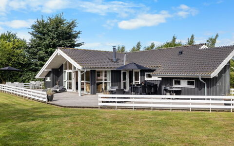 Ønevus - 550M from the Sea: Sommerhus, Hjem, Hus, Tag, Veranda, Estate, Sidespor, Garden Bygninger, Stuehus, Gård