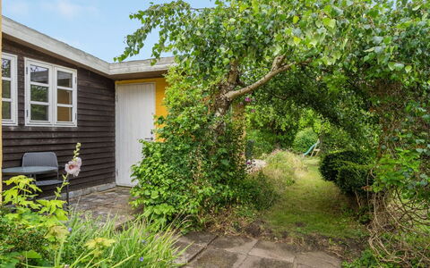 Gytta - 1Km from the Sea: Busk, Have, Bunddække, Sommerhus, Backyard, Lawn, Gård, Garden Bygninger, Skygge, Landscaping