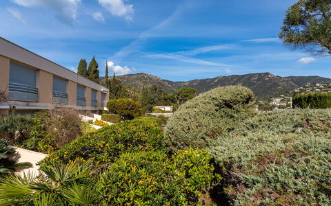 Le Lavandou 120: Himmel, Vand, Sky, Ejendom, Plante, Bord, Bygning, Stol, Skygge, Indretning