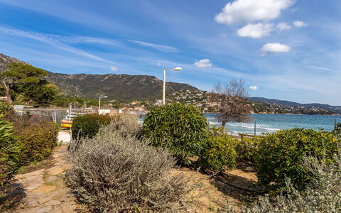 Le Lavandou 120: Himmel, Vand, Sky, Ejendom, Plante, Bord, Bygning, Stol, Skygge, Indretning