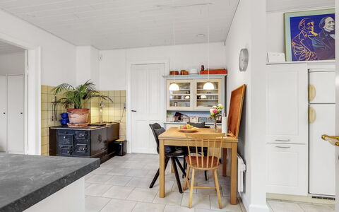 Truels - 2Km from the Sea: Gulvbelægning, Møbel, Indretning, Etage, Træ, Cabinetry, Trægulve, Loft, Køkken, Countertop