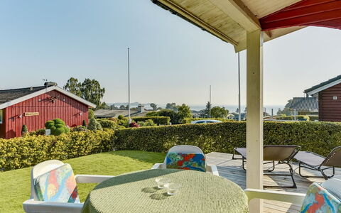 Florencia - 200M from the Sea: Tag, Hus, Land Lot, Hjem, Sommerhus, Estate, Garden Bygninger, Skygge, Bjælkehytte, Landscaping