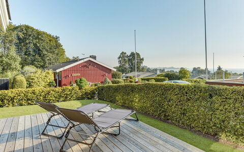 Florencia - 200M from the Sea: Tag, Hus, Land Lot, Hjem, Sommerhus, Estate, Garden Bygninger, Skygge, Bjælkehytte, Landscaping