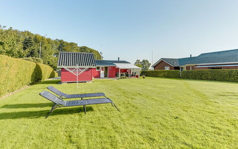 Florencia - 200M from the Sea: Tag, Hus, Land Lot, Hjem, Sommerhus, Estate, Garden Bygninger, Skygge, Bjælkehytte, Landscaping