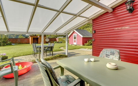 Florencia - 200M from the Sea: Tag, Hus, Land Lot, Hjem, Sommerhus, Estate, Garden Bygninger, Skygge, Bjælkehytte, Landscaping