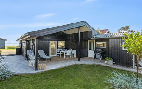 Pedersen - 50M from the Sea: Tag, Hus, Hjem, Sommerhus, Sidespor, Estate, Indkørsel, Garden Bygninger, Gård, Skur