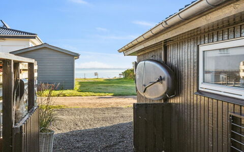 Pedersen - 50M from the Sea: Tag, Hus, Hjem, Sommerhus, Sidespor, Estate, Indkørsel, Garden Bygninger, Gård, Skur