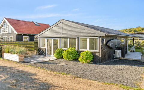 Pedersen - 50M from the Sea: Tag, Hus, Hjem, Sommerhus, Sidespor, Estate, Indkørsel, Garden Bygninger, Gård, Skur