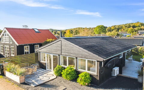 Pedersen - 50M from the Sea: Tag, Hus, Hjem, Sommerhus, Sidespor, Estate, Indkørsel, Garden Bygninger, Gård, Skur