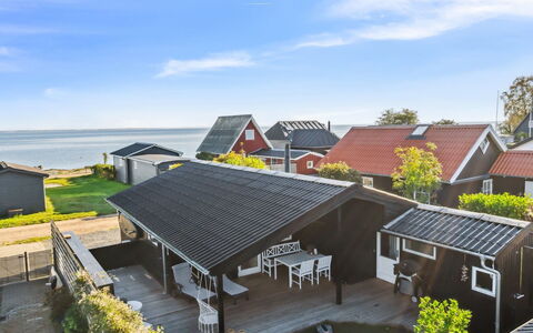 Pedersen - 50M from the Sea: Hus, Tag, Boligområde, Hjem, Sommerhus, Estate, Skygge, Forstad, Sidespor, Veranda