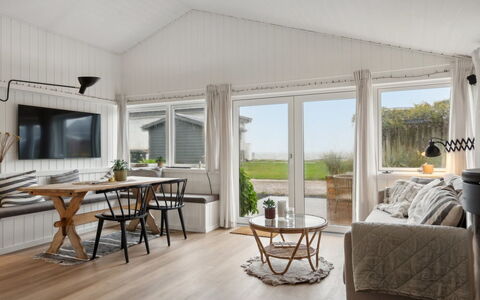 Pedersen - 50M from the Sea: Træ, Indretning, Loft, Møbel, Gulvbelægning, Etage, Hjem, Couch, Stue, Trægulve