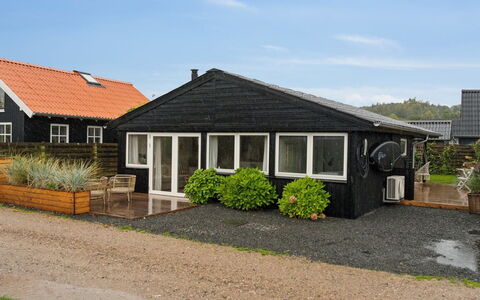 Pedersen - 50M from the Sea: Tag, Hus, Hjem, Sommerhus, Sidespor, Estate, Indkørsel, Garden Bygninger, Gård, Skur