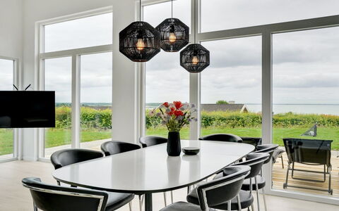 Constantin - 500M from the Sea: Indretning, Lysarmatur, Loft, Lysekrone, Møbel, Belysning, Glas, Stol, Stue, Naturmateriale