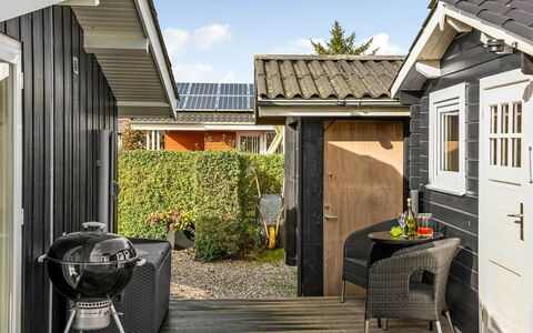 Florina - 700M from the Sea: Træ, Tag, Hjem, Hus, Arkitektur, Sidespor, Land Lot, Sommerhus, Skur, Garden Bygninger