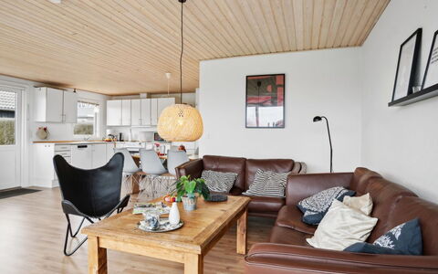 Blesse - 250M from the Sea: Møbel, Indretning, Gulvbelægning, Couch, Træ, Etage, Loft, Stue, Trægulve, Værelse