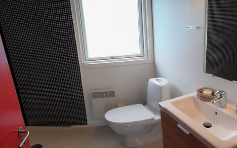 Blesse - 250M from the Sea: Badeværelse, Sanitærarmatur, Væg, Toiletbræt, Toilet, Indretning, Gulvbelægning, Etage, Vvs, Badeværelsesvask