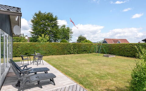 Blesse - 250M from the Sea: Skygge, Lawn, Have, Landscaping, Sommerhus, Gård, Estate, Backyard, Kunstgræs, Walkway