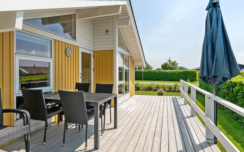 Albantine - 150M from the Sea: Tag, Hus, Hjem, Sommerhus, Dør, Sidespor, Dæk, Veranda, Planke, Hårdttræ