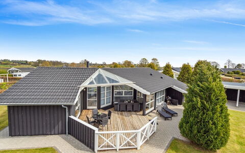 Arnod - 400M from the Sea: Blå, Busk, Sommerhus, Bunddække, Have, Estate, Skygge, Landscaping, Stuehus, Eco Hotel