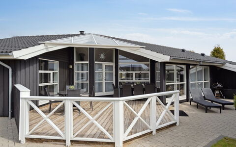 Arnod - 400M from the Sea: Blå, Busk, Sommerhus, Bunddække, Have, Estate, Skygge, Landscaping, Stuehus, Eco Hotel