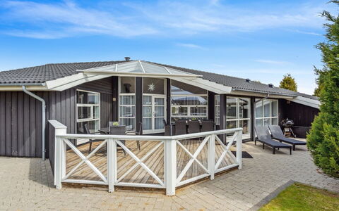 Arnod - 400M from the Sea: Blå, Busk, Sommerhus, Bunddække, Have, Estate, Skygge, Landscaping, Stuehus, Eco Hotel