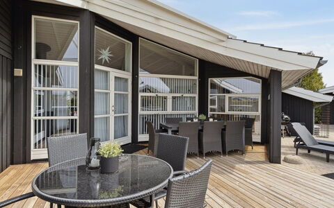 Arnod - 400M from the Sea: Blå, Busk, Sommerhus, Bunddække, Have, Estate, Skygge, Landscaping, Stuehus, Eco Hotel