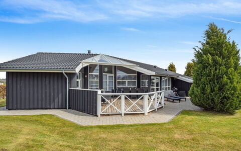 Arnod - 400M from the Sea: Blå, Busk, Sommerhus, Bunddække, Have, Estate, Skygge, Landscaping, Stuehus, Eco Hotel