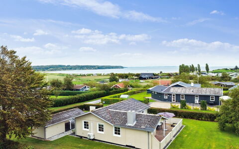 Haralda - 300M from the Sea: Blå, Busk, Sommerhus, Bunddække, Have, Estate, Skygge, Landscaping, Stuehus, Eco Hotel