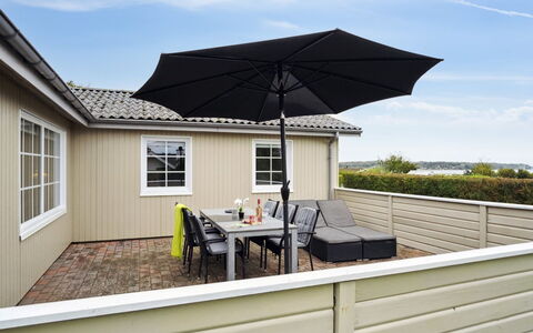 Haralda - 300M from the Sea: Blå, Busk, Sommerhus, Bunddække, Have, Estate, Skygge, Landscaping, Stuehus, Eco Hotel
