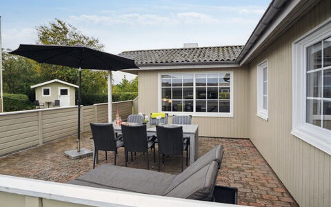 Haralda - 300M from the Sea: Blå, Busk, Sommerhus, Bunddække, Have, Estate, Skygge, Landscaping, Stuehus, Eco Hotel