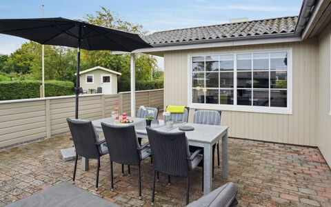 Haralda - 300M from the Sea: Blå, Busk, Sommerhus, Bunddække, Have, Estate, Skygge, Landscaping, Stuehus, Eco Hotel