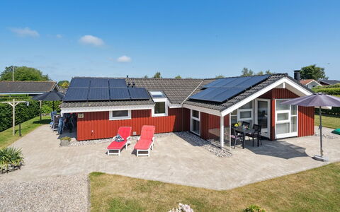Inge - 300M from the Sea: Blå, Busk, Sommerhus, Bunddække, Have, Estate, Skygge, Landscaping, Stuehus, Eco Hotel