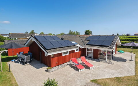 Inge - 300M from the Sea: Blå, Busk, Sommerhus, Bunddække, Have, Estate, Skygge, Landscaping, Stuehus, Eco Hotel