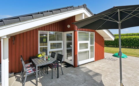 Inge - 300M from the Sea: Blå, Busk, Sommerhus, Bunddække, Have, Estate, Skygge, Landscaping, Stuehus, Eco Hotel