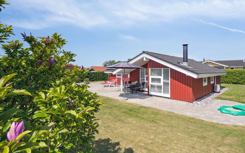 Inge - 300M from the Sea: Blå, Busk, Sommerhus, Bunddække, Have, Estate, Skygge, Landscaping, Stuehus, Eco Hotel
