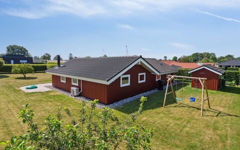 Inge - 300M from the Sea: Blå, Busk, Sommerhus, Bunddække, Have, Estate, Skygge, Landscaping, Stuehus, Eco Hotel