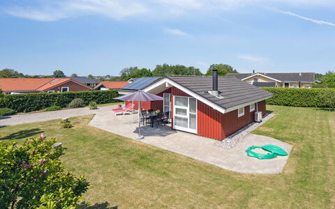 Inge - 300M from the Sea: Blå, Busk, Sommerhus, Bunddække, Have, Estate, Skygge, Landscaping, Stuehus, Eco Hotel