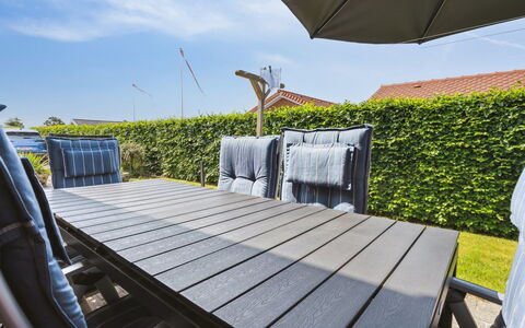 Inge - 300M from the Sea: Blå, Busk, Sommerhus, Bunddække, Have, Estate, Skygge, Landscaping, Stuehus, Eco Hotel