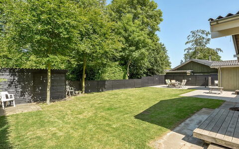 Eriksine - 150M from the Sea: Busk, Have, Skygge, Lawn, Hjem, Bunddække, Backyard, Landscaping, Gård, Walkway