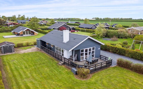 Elvina - 200M from the Sea: Blå, Busk, Sommerhus, Bunddække, Have, Estate, Skygge, Landscaping, Stuehus, Eco Hotel