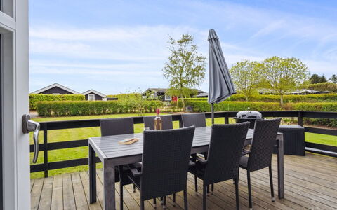 Elvina - 200M from the Sea: Blå, Busk, Sommerhus, Bunddække, Have, Estate, Skygge, Landscaping, Stuehus, Eco Hotel